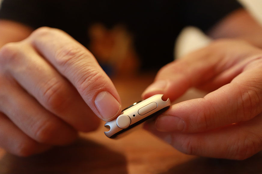 Man sieht die Seite des Gehäuses der Apple Watch SE.